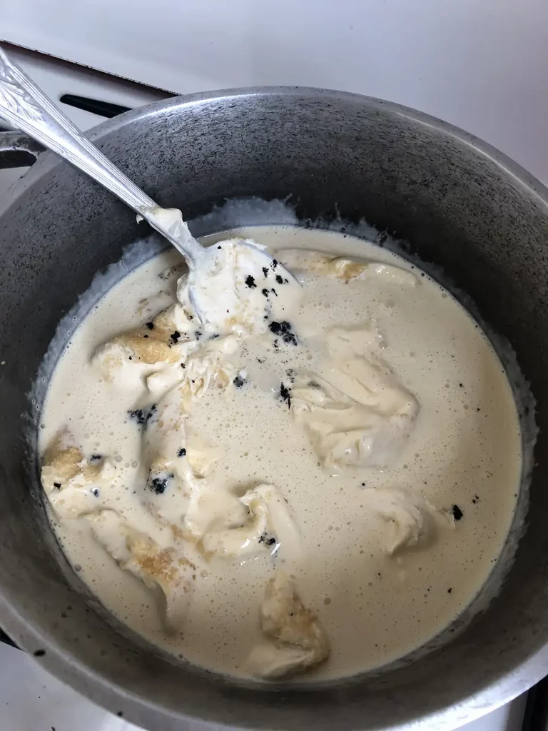 Crème fraiche crue fondue avec le sucre et la pulpe de la vanille